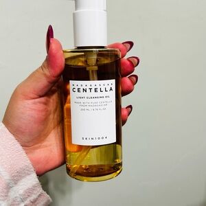 SKIN1004 Centella Light Cleansing Oil - Golden Hue